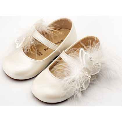 Δερμάτινο Γοβάκι Μονή Μπαρέτα με Χειροποίητο Διακοσμητικό  Πεταλούδα και Πούπουλα σε Εκρού Χρώμα